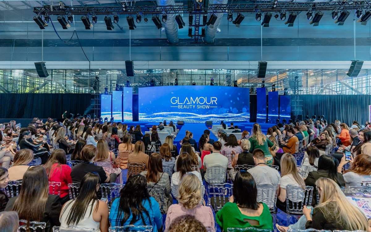Auditório lotado durante um congresso da Glamour Beauty Show