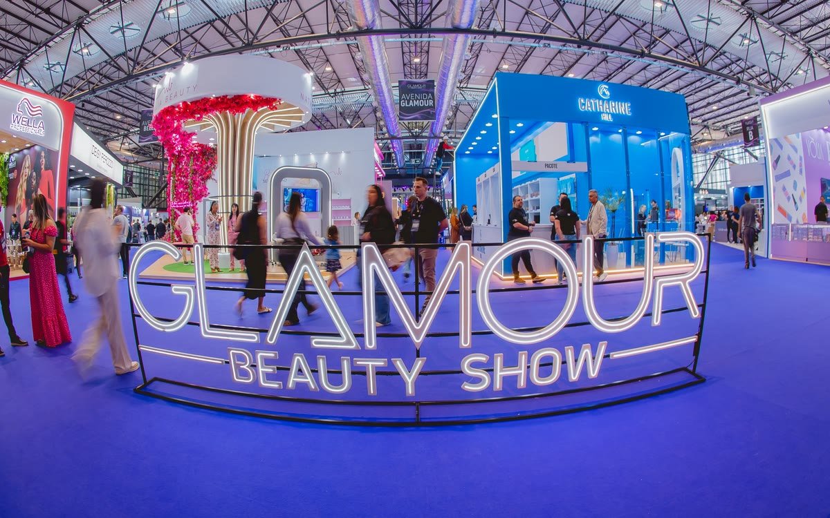 Letreiro luminoso da Glamour Beauty Show no corredor da feira